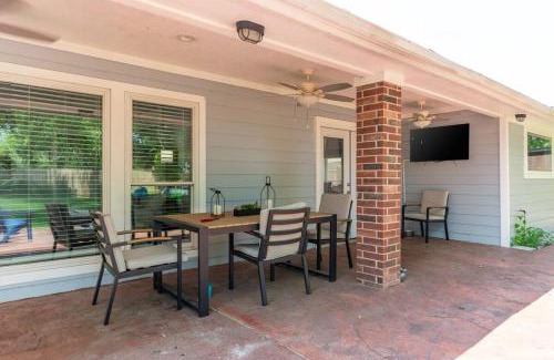 League City House | Home in League City, TX with firepit & grill