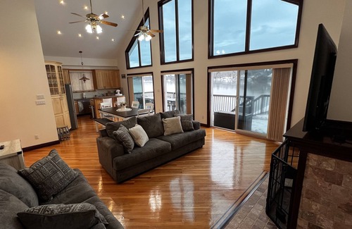 Kauneonga Lake House | Home King Luxury