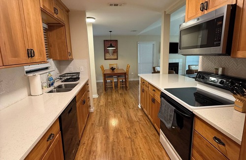 Temple House | Home near Lake and Downtown Beltonn