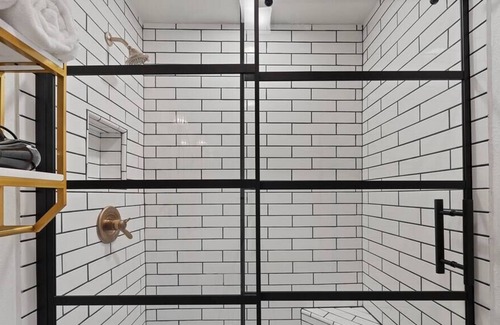 Tyler Condo | Home & office with comfort and style.