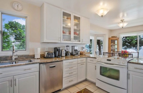 Shady Side House | Home w/Beach Access Boat Slip Basketball Court