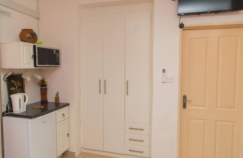 Gaborone House | Home with Lovely Private Ensuite Rooms (4adults) Swimming Pool 5mins to Airport