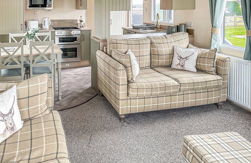 Laurencekirk Ski Chalet | Homely and stylish holiday home featuring your own private hot tub.