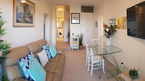 Narrabeen Apartment | Homely Beachfront Apartment with Direct Beach Access - The Coachhouse