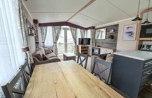 Oulton Broad House | Homely caravan with decking and free WiFi in Lowestoft ref 12097B