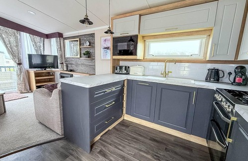 Oulton Broad House | Homely caravan with decking and free WiFi in Lowestoft ref 12097B