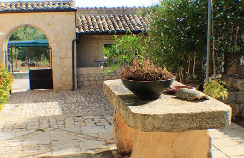 Casa Papa Apartment | Homerez - Nice appartement for 4 ppl. with shared pool and terrace at Modica