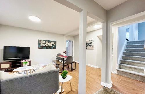 Richmond Hill House | Homestay At Major Mackenzie Drive-CENTRAL LOCATION-WALKING PLAZA