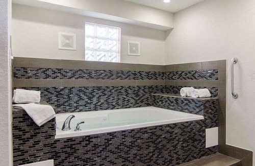 Russellville Hotel | HomeStay Inn & Suites