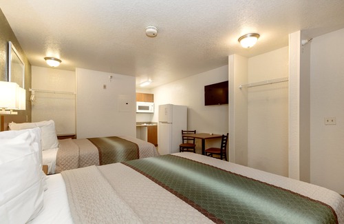 Maple Shade Hotel | HomeTowne Studios by Red Roof Philadelphia - Maple Shade, NJ