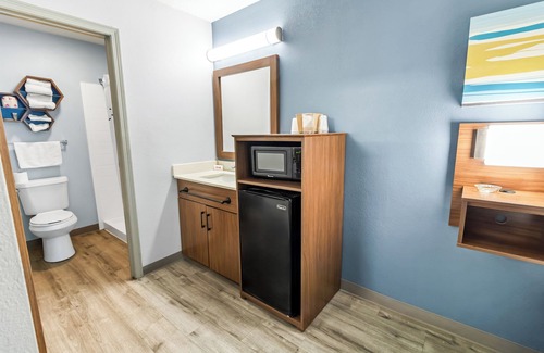Florence Hotel | HomeTowne Studios by Red Roof Florence, KY-Cincinnati Airport