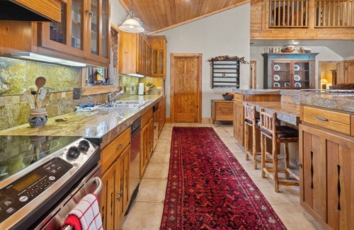 Red River Apartment | "Honey Haven Mountainside" Luxury Loft-Sleeps 6-In Town-Pet Friendly