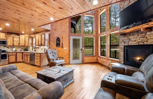 Broken Bow Cabin | Honey Hole Cabin is located on the Carson Creek Rd. Minutes to the Lake