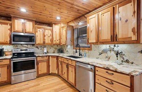 Broken Bow Cabin | Honey Hole Cabin is located on the Carson Creek Rd. Minutes to the Lake