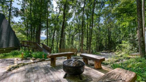 Fairview House | Honeycomb Hideaway by AvantStay Rustic Retreat