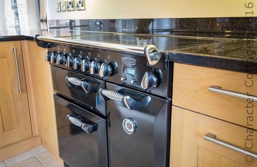 Sibford Gower Cottage | HONEYSUCKLE COTTAGE (MIDDLE TYSOE), pet friendly in Tysoe