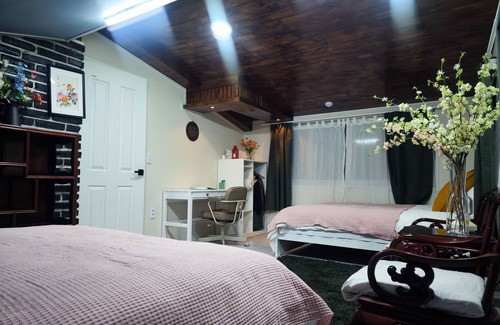 Seogyo-dong Bed & Breakfast | Hongdae A large courtyard house 2f of a detached house