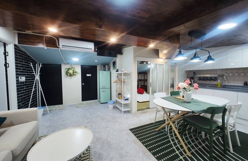 Seogyo-dong Bed & Breakfast | Hongdae A large courtyard house 2f of a detached house