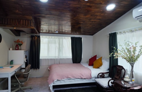 Seogyo-dong Bed & Breakfast | Hongdae A large courtyard house 2f of a detached house