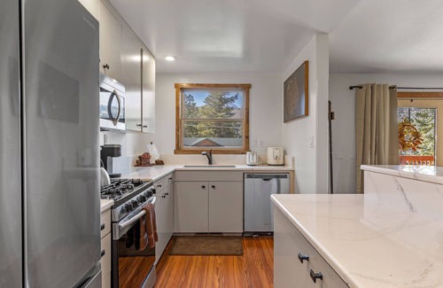 June Lake House | Hoppy Hollow, a charming bungalow located next to the brewery!