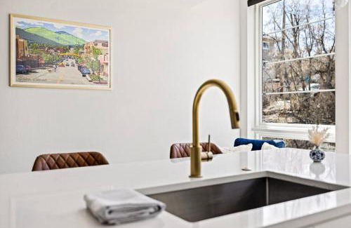 Golden Apartment | Horseshoe Hideaway Luxe Studio 1 Block to Main St