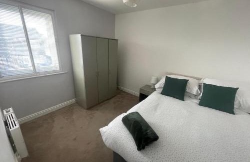 Horsforth Apartment | Horsforth Studios- A Home From Home Perfectly Located 6 minutes to LBA Airport and a 1 Minute Walk to the Station- Sleeps up to 4