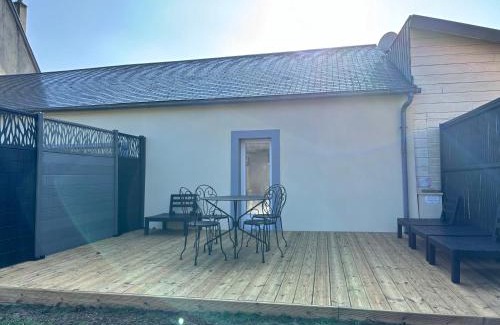 Sainte-Honorine-des-Pertes Apartment | Hortansia apt rénové bien équipé avec terrasse aménagée jardin, parking privé, proche de la mer, près de Port en Bessin et Omaha Beach