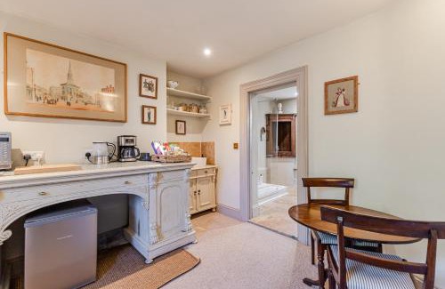 Brixham House | HORTUS HOUSE - Regency style apartment with attached parking