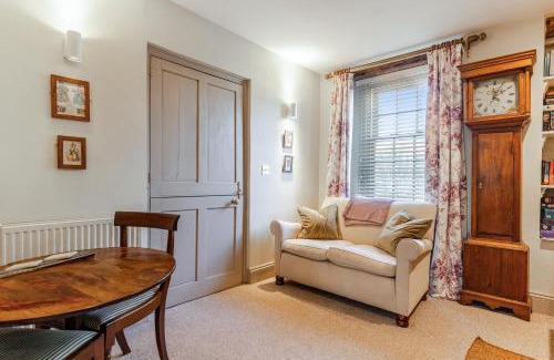 Brixham House | HORTUS HOUSE - Regency style apartment with attached parking