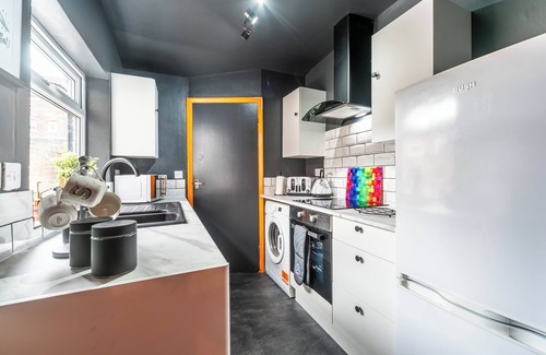 Hull House | Hosanna Merci Showy 3 Bedrooms Cozy Central House