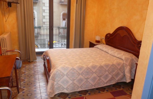 La Bisbal d'Emporda House | Hostal Adarnius