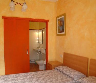 La Bisbal d'Emporda House | Hostal Adarnius