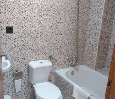 El Pilar House | Hostal Bisbal ONLY ADULTS NO AC