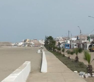 Cerro Azul House | Hostal Lobitos