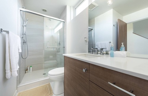 Squire Park House | Hosteeva Modern Townhome w Rooftop