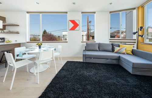 Squire Park House | Hosteeva Modern Townhome w Rooftop
