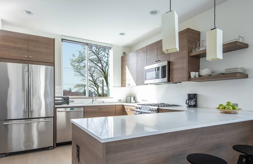 Squire Park House | Hosteeva Modern Townhome w Rooftop