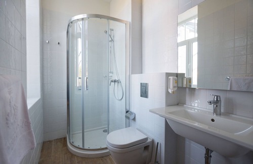 Lovran Hotel | Hostel Link