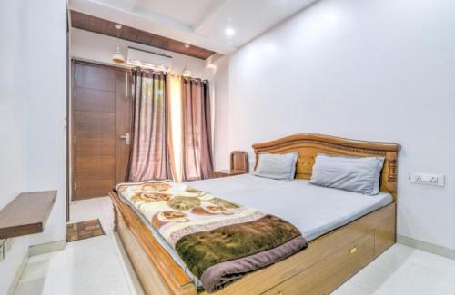 Kalkaji Apartment | Hostmystay-3bhk Nehru place! Park