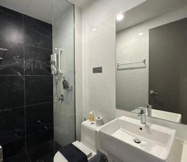 George Town Apartment | HOT & Modern 2BR Beacon Executive Suite, Georgetown