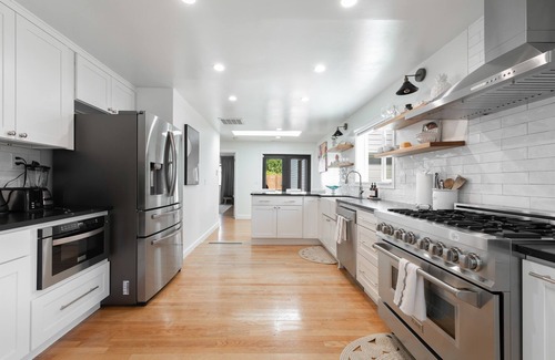 Shoreline House | *HOT TUB & AC* Single Level house| EV Charger, King Bed | Parking