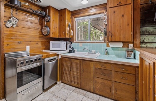 Cle Elum Cabin | Hot Tub and Private Cabins, Free Kayaks and EV Charger