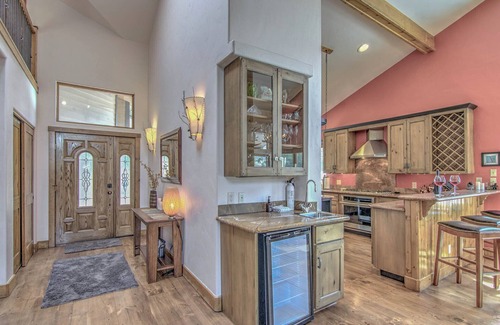 Weisshorn House | Hot Tub + Close to Downtown + Pet Friendly - Lazy Bear