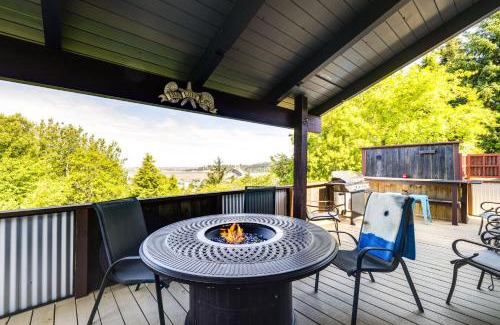 Waldport House | Hot Tub, Deck and Views Waldport Getaway!