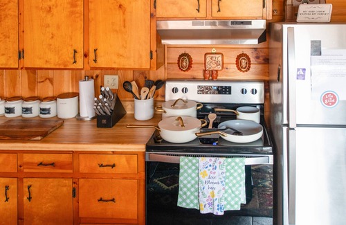 Almond Cabin | Hot Tub, Fire Pit & Fall Views, Near Polar Express