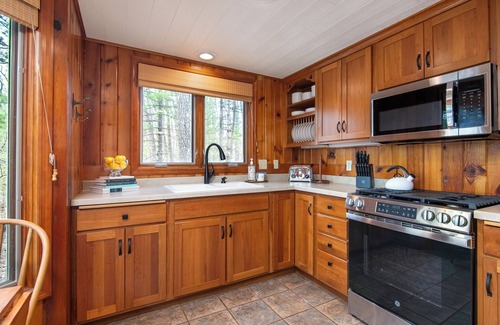 Luck Cabin | Hot Tub | Fireplace Place | Lakefront