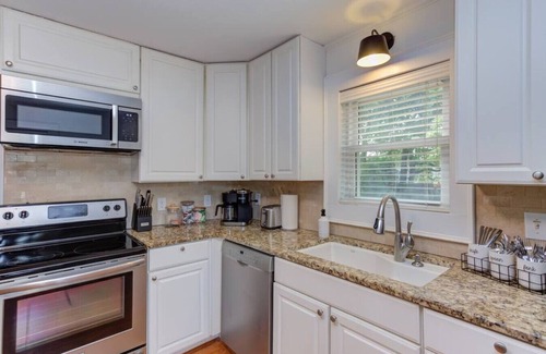 Graham House | Hot tub heaven w/12 ft ceilings + stunning bath