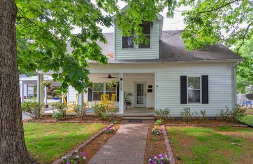 Graham House | Hot tub heaven w/12 ft ceilings + stunning bath