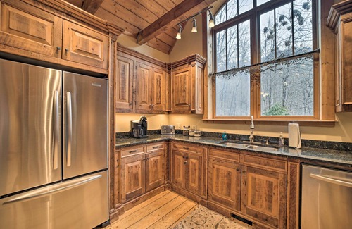 Franklin Cabin | Hot Tub + Mtn Views! All-Season Escape in Franklin