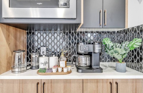 Southeast Edmonton House | Hot Tub| Patio| Netflix|Games|Fireplace|Sleeps 8